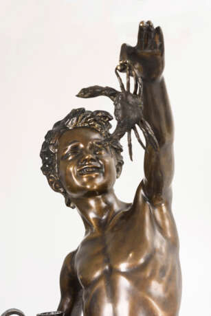DE MARTINO, Giovanni (1870 Neapel - 1935). Große Bronzeskulptur Knabe mit gefangenem Krebs . - Foto 5