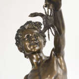 DE MARTINO, Giovanni (1870 Neapel - 1935). Große Bronzeskulptur Knabe mit gefangenem Krebs . - Foto 5