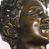 DE MARTINO, Giovanni (1870 Neapel - 1935). Große Bronzeskulptur Knabe mit gefangenem Krebs . - Foto 7