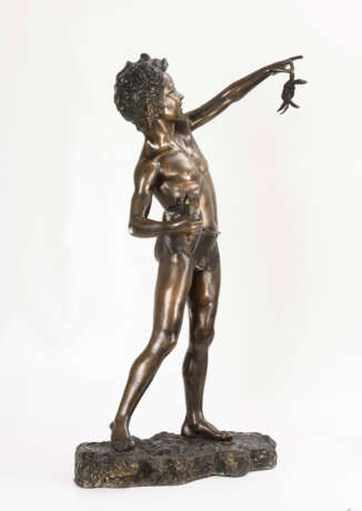 DE MARTINO, Giovanni (1870 Neapel - 1935). Große Bronzeskulptur Knabe mit gefangenem Krebs . - Foto 9