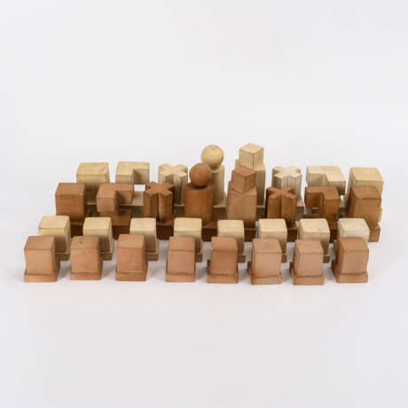 Große Schachfiguren in der Form des Bauhaus-Schachspieles - Foto 3