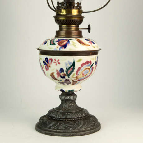Majolika-Lampe, Petroleum-Keramiklampe mit Guß-Fuß und Glasschirm - photo 4