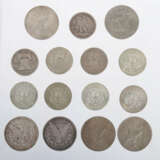 15 Dollar-Münzen bestehend aus: One Dollar: 1888+1890+1922+1923+1924+1972 und Half Dollar: 1945+1952+1953+1957+1965+2x 1967+1968+1969 - Foto 2