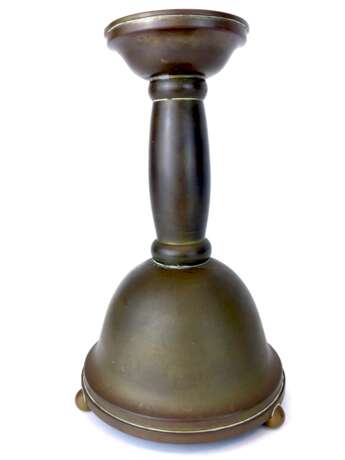 Art-Deko Kerzenleuchter: Messing, Glockenförmiger Korpus auf drei Kugelfüßen, schlanker Schaft mit breiter Tülle um 1930 - Foto 1