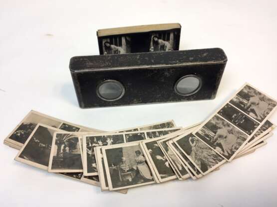 Stereo-Foto-Betrachter / Stereomat mit erotischen Fotos des frühen 20. Jahrhundert, zwei Lupen, um 1900, guter Zustand. - фото 1