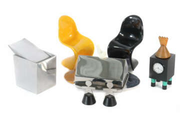 Konvolut 7 Kleinteile Bestehend aus 2 Miniatur-Chairs von Verner Panton (Vitra Collection); Aschenbecher aus Aluminium von Philippe Starck; 2 Tischkartenhalter von Twergi; Butterdoe in Vogelkausform von Mepra