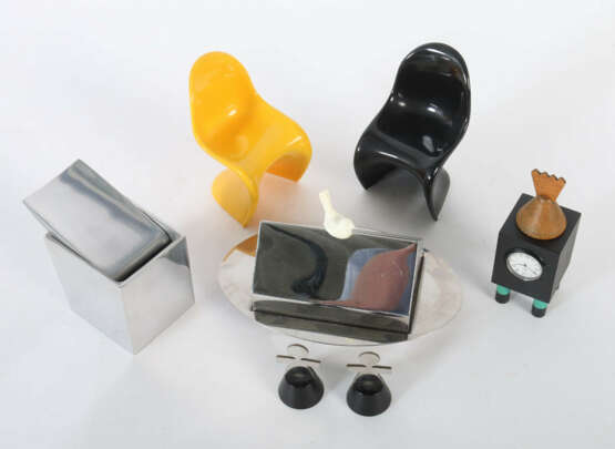 Konvolut 7 Kleinteile Bestehend aus 2 Miniatur-Chairs von Verner Panton (Vitra Collection); Aschenbecher aus Aluminium von Philippe Starck; 2 Tischkartenhalter von Twergi; Butterdoe in Vogelkausform von Mepra - photo 2