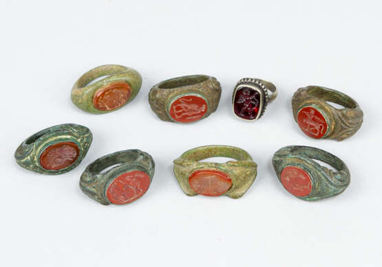 Collection of eight gemstone rings in ancient manner - Foto 1