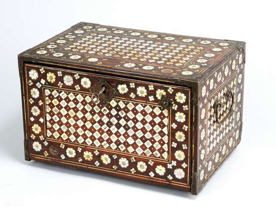 A Indo Portuguese colonial casket in rectangular shape with fall front and inside six drawers with secret chamber - Foto 1