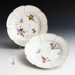 2 plates with flower painting