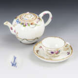 Teekanne und Tasse mit Blumenmalerei - Foto 1
