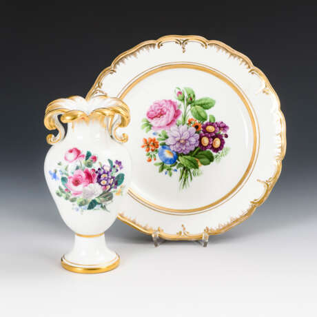 Vase und Teller mit Blumenmalerei - Foto 1