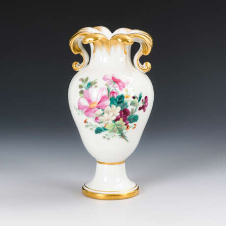 Vase und Teller mit Blumenmalerei - фото 2
