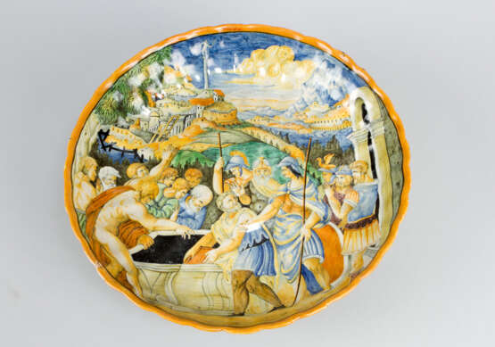 Urbino ceramic bowl with waved upstanding border and moulded and bowled center. Multicolored painted and glazed - Foto 1