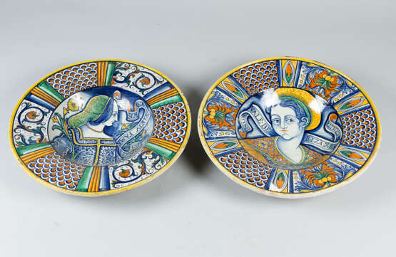A pair of Deruta Ceramic Plates with bride borders and moulded centre - photo 1