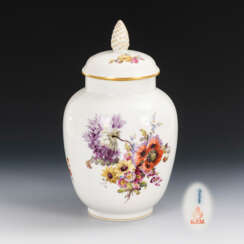 Deckelvase mit Blumenmalerei