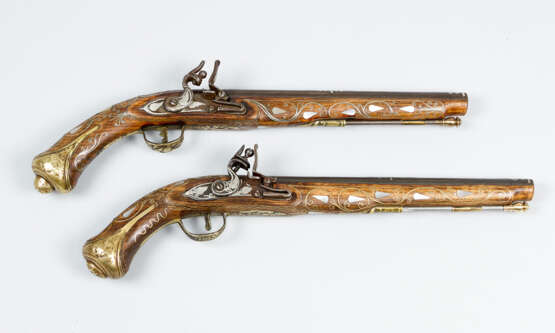 Pair of Oriental pistols with long barrel - photo 1