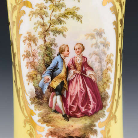 Paar Flötenvasen mit Watteaumalerei - фото 3