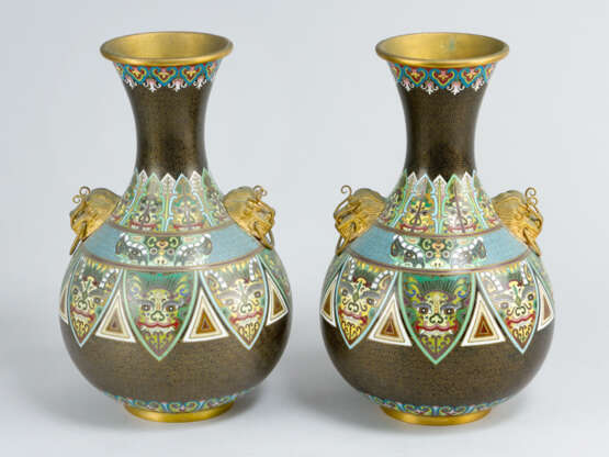 Pair of Chinese Cloisone Vases - фото 1