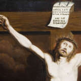 ALTMEISTER 16.-17. JAHRHUNDERT. Christus am Kreuz mit zwei Randheiligen. - фото 2