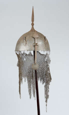 A Persian warriors iron helmet - Foto 1