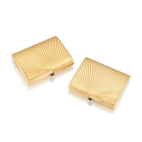 Cartier. CARTIER TWO MID 20TH CENTURY GOLD COMPACTS - фото 1