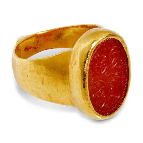 ANTIQUE GOLD AND CORNELIAN QAJAR RING - фото 2