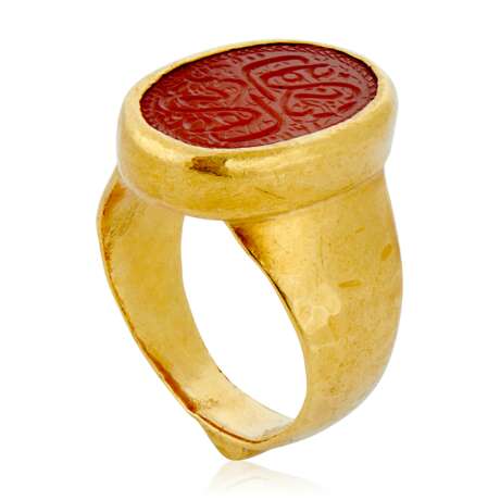 ANTIQUE GOLD AND CORNELIAN QAJAR RING - фото 3