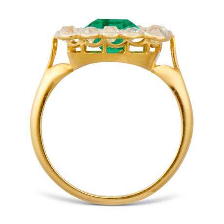 EARLY 20TH CENTURY EMERALD AND DIAMOND RING - Foto 2