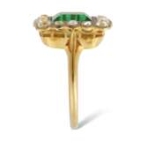 EARLY 20TH CENTURY EMERALD AND DIAMOND RING - фото 3