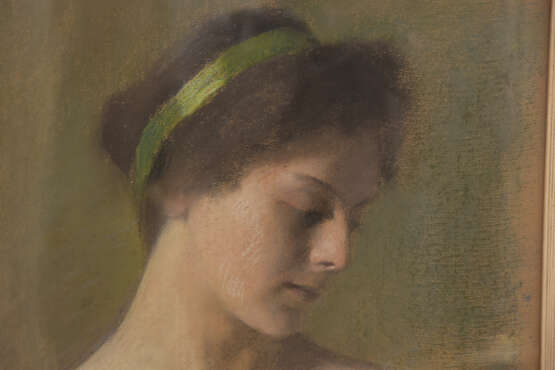MARIA LÜBBES,"Junge Frau mit grünem Haarband", Pastellkreide auf Papier, hinter Glas gerahmt, signiert und datiert - фото 2