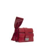 Valentino. A SHINY RED ALLIGATOR CLUTCH WITH BOW WITH PALLADIUM HARDWARE - Foto 2