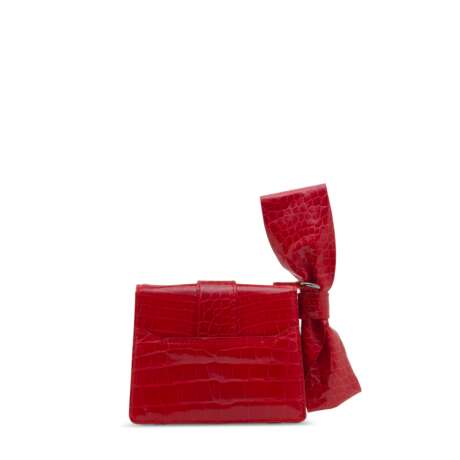 Valentino. A SHINY RED ALLIGATOR CLUTCH WITH BOW WITH PALLADIUM HARDWARE - Foto 3