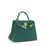 A MALACHITE EPSOM LEATHER SELLIER KELLY 28 WITH GOLD HARDWARE - Foto 2