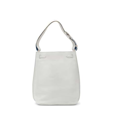 A LIMITED EDITION WHITE & MYKONOS CLÉMENCE LEATHER SO KELLY ÉCLAT 26 WITH PALLADIUM HARDWARE - Foto 3