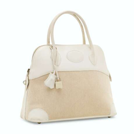 Hermes. A WHITE SWIFT LEATHER & TOILE CANVAS BOLIDE 31 WITH PALLADIUM HARDWARE - Foto 2