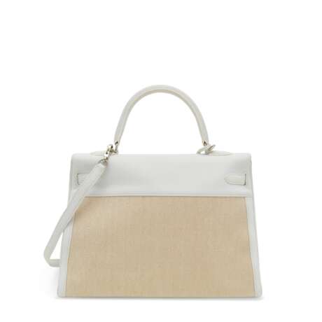 Hermes. A WHITE CLÉMENCE LEATHER & TOILE RETOURNÉ KELLY 35 WITH PALLADIUM HARDWARE - фото 3