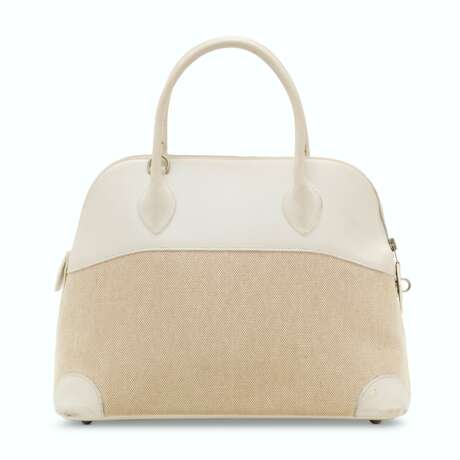 Hermes. A WHITE SWIFT LEATHER & TOILE CANVAS BOLIDE 31 WITH PALLADIUM HARDWARE - Foto 3