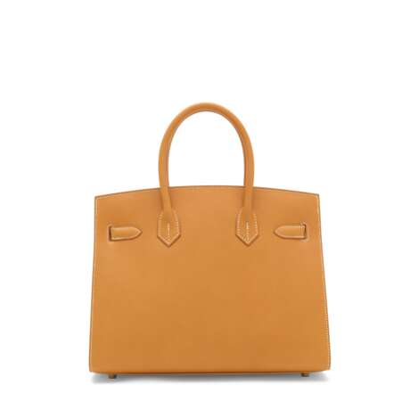 A LIMITED EDITION VACHE NATURELLE GRAINÉE LEATHER SELLIER BIRKIN 30 WITH GOLD HARDWARE - Foto 3