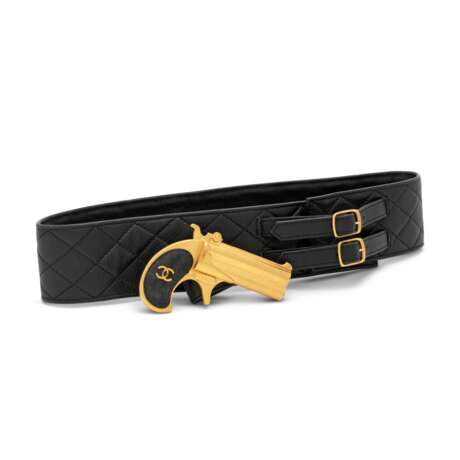 Chanel. A LIMITED EDITION BLACK LAMBSKIN LEATHER BELT WITH GOLD PISTOL MOTIF - фото 3