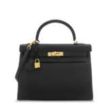 Hermes. A BLACK TOGO LEATHER RETOURNÉ KELLY 32 WITH GOLD HARDWARE - фото 1