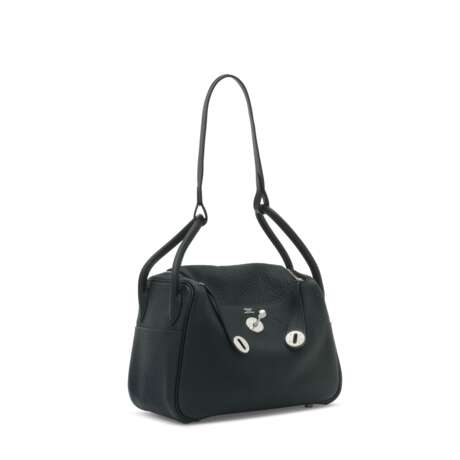 A BLACK CLÉMENCE LEATHER LINDY 26 WITH PALLADIUM HARDWARE - фото 2