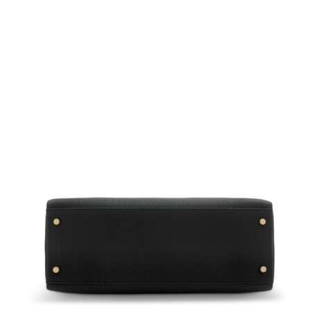 Hermes. A BLACK TOGO LEATHER RETOURNÉ KELLY 32 WITH GOLD HARDWARE - фото 4