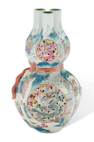 A FAMILLE ROSE MOLDED AND OPENWORK TRIPLE-NECKED VASE - Foto 2