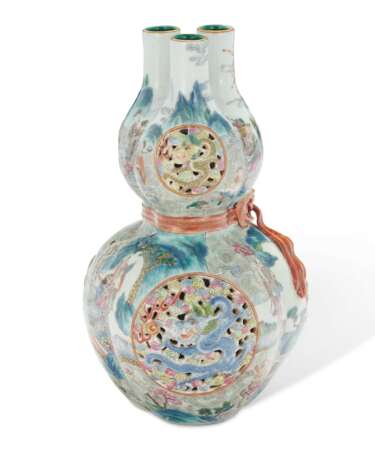 A FAMILLE ROSE MOLDED AND OPENWORK TRIPLE-NECKED VASE - Foto 3