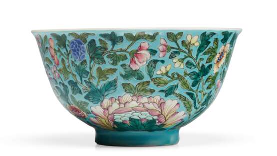 A FAMILLE ROSE TURQUOISE-GROUND BOWL - фото 2