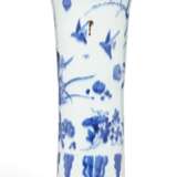 A BLUE AND WHITE GU-FORM VASE - Foto 3