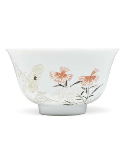 A FAMILLE ROSE INCISED BOWL - фото 1
