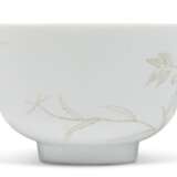 A FAMILLE ROSE INCISED BOWL - Foto 2