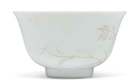A FAMILLE ROSE INCISED BOWL - Foto 2